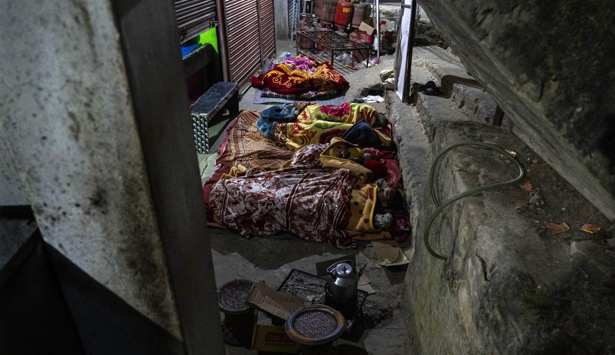 Guncangan gempa Nepal dirasakan dilaporkan terasa hingga Kathmandu, bahkan New Delhi. (AP Photo/Niranjan Shrestha)