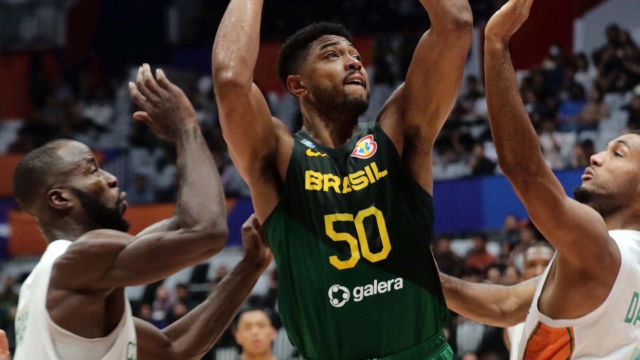 Pemain timnas basket Brasil, Bruno Caboclo berusaha menembus adangan dua pemain Pantai Gading pada penyisihan Grup G FIBA World Cup 2023 di Indonesia Arena, Gelora Bung Karno, Jakarta, Rabu (30/8/2023).