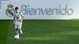 Pemain baru Real Madrid, Brahim Diaz menggiring bola saat diperkenalkan ke publik di stadion Santiago Bernabeu  (7/1). Pemain 19 tahun ini dikontrak Real Madrid hingga 30 Juni 2025. (AP Photo/Manu Fernandez)