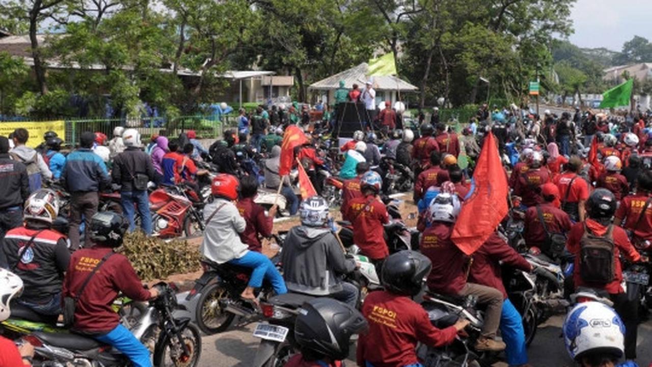 Aksi buruh Pulogadung sweeping pabrik pakai motor mewah