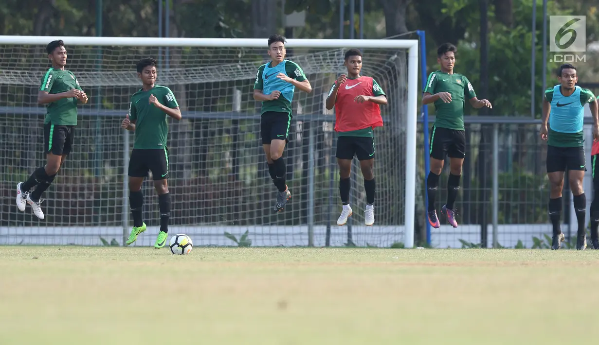 Pemain Indonesia U-19 melakukan pemanasan jelang laga internal di Lapangan A Kompleks GBK, Jakarta, Rabu (3/10). Latihan ini persiapan penentuan skuat utama Timnas Indonesia di Piala Asia U-19. (Liputan6.com/Helmi Fithriansyah)
