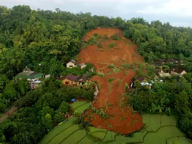Foto udara menunjukkan kerusakan akibat longsor di Nganjuk, Jawa Timur, Senin (15/2/2021). Badan Nasional Penanggulangan Bencana (BNPB) menyampaikan bahwa tanah longsor di Nganjuk pada Minggu (14/2/2021) malam sekitar pukul 18.30 WIB dipicu hujan intensitas sedang hingga tinggi. (HANDOUT/BNPB/AFP)