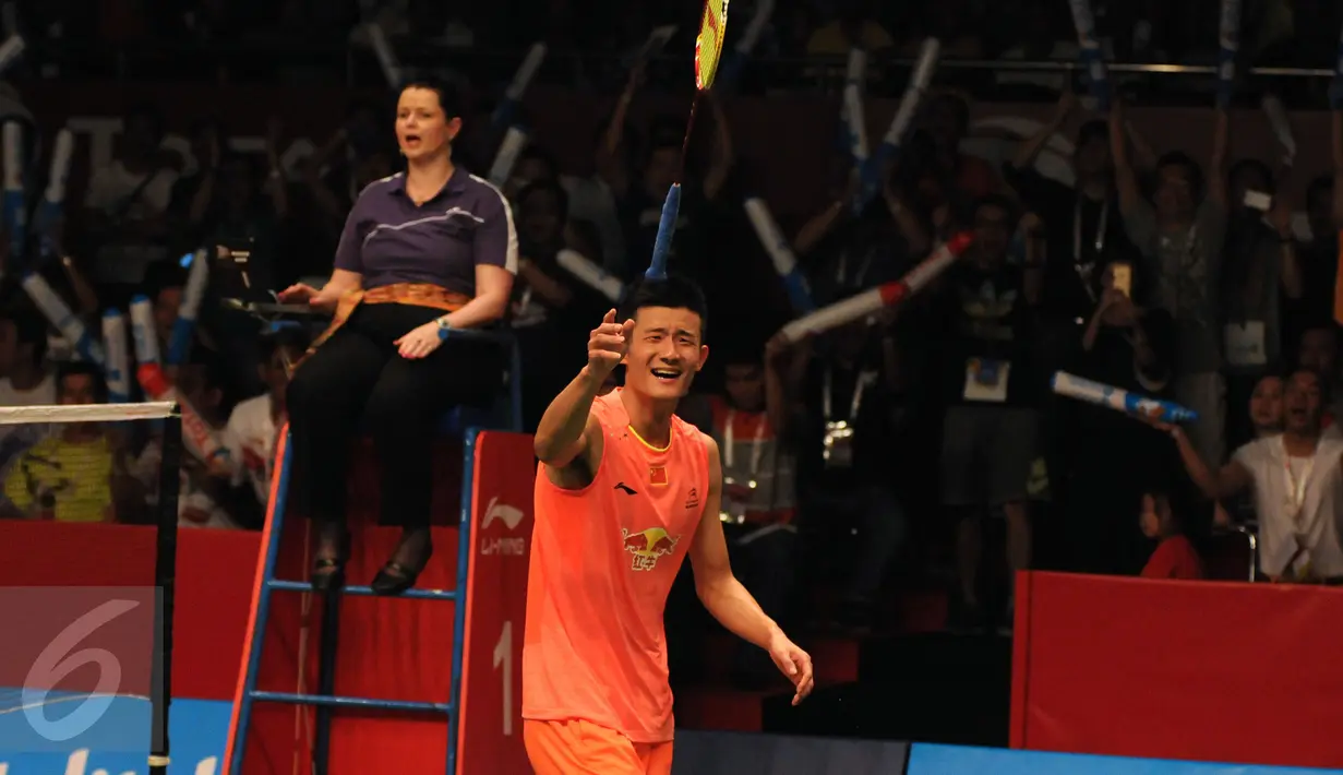 Pebulutangkis Tiongkok, Chen Long membuang raket usai mengandaskan Lee Chong Wei (Malaysia) di final Total BWF World Championships 2015 di Jakarta, Minggu (16/8/2015). Chen Long unggul 21-14, 21-17. (Liputan6.com/Helmi Fithriansyah)