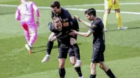 Penyerang Barcelona, Antoine Griezmann melakukan selebrasi setelah mencetak gol ke gawang Villarreal pada pertandingan La Liga Spanyol di stadion Ceramica di Villarreal, Spanyol (25/4/2021). Griezmann mencetak dua gol dan mengantar Baracelona menang tipis 2-1 atas Villarreal. (AP Photo/Alberto Saiz)