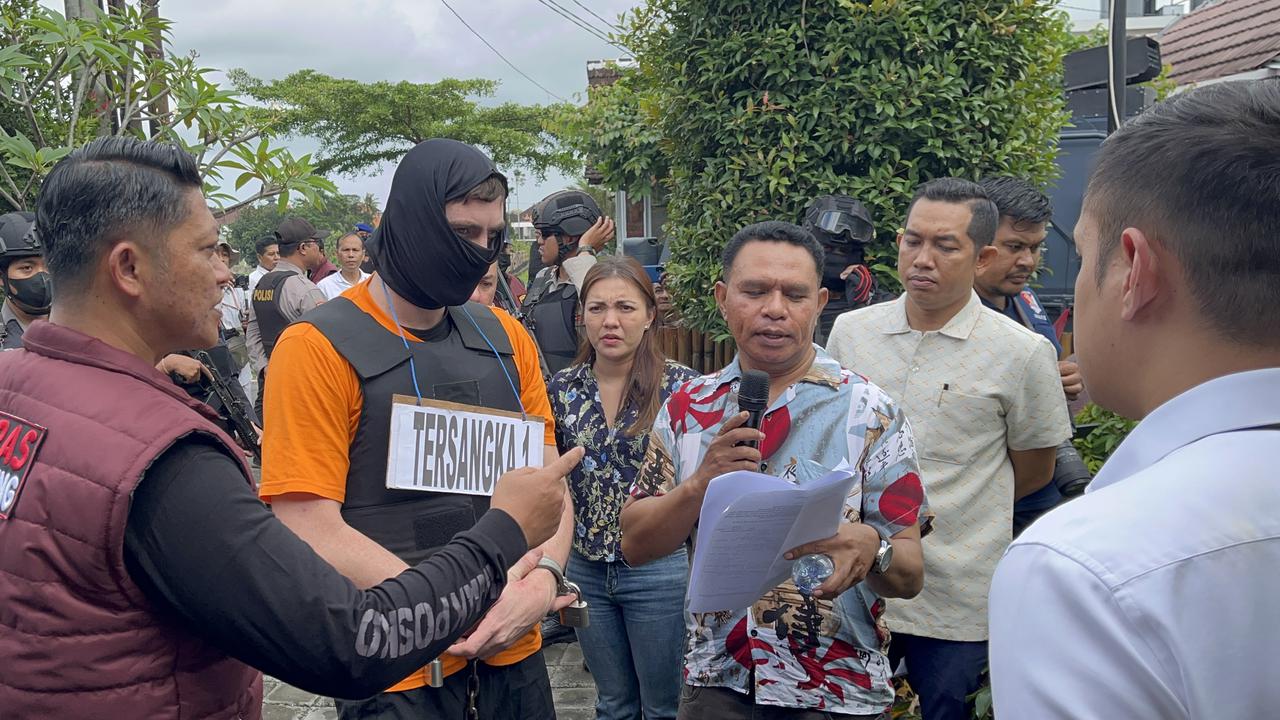 Rekonstruksi Penembakan WN Australia Peragakan 11 Adegan, Pelaku Mendobrak Pintu Vila Kemudian Menembak ke Arah Kaca