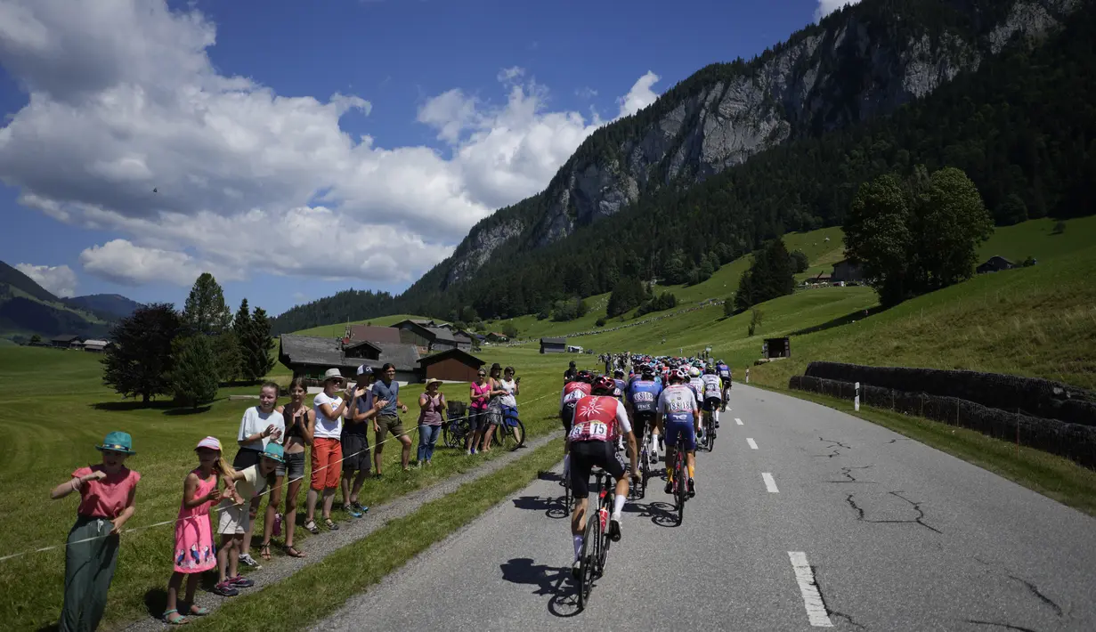 Balapan Tour de France melewati beberapa negara diantaranya Denmark, Swiss, Belgia dan Prancis. (AP/Thibault Camus)