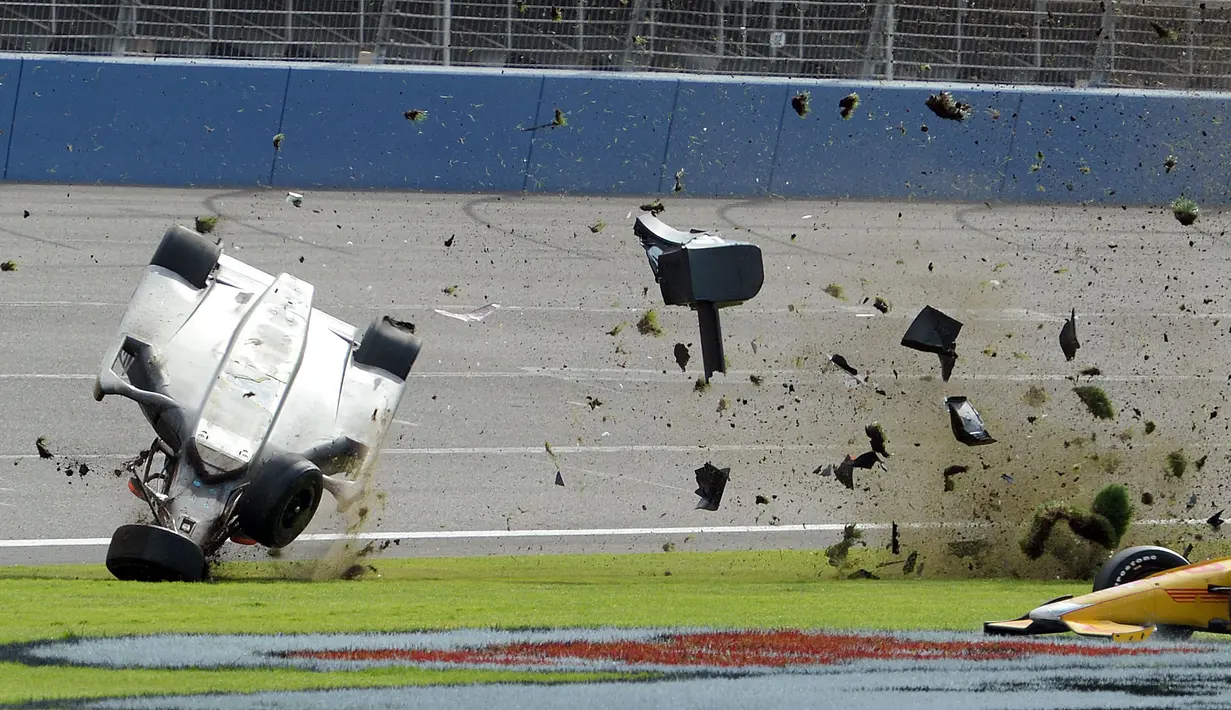Ryan Briscoe terbang keluar lintasan saat berlangsung balap IndyCar di Auto Club Speedway, Fontana, California, AS. (27/6). (AP Photo/Will Lester)