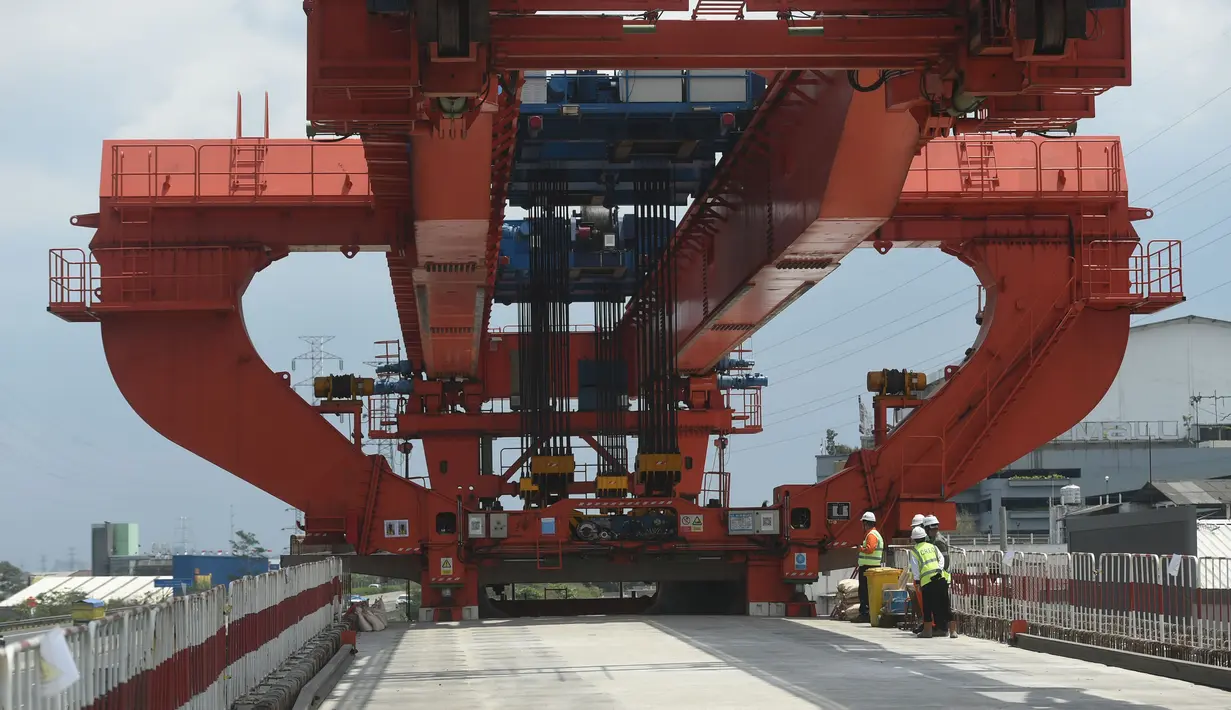 Foto pada 3 September 2020 menunjukkan lokasi pekerjaan pemasangan gelagar kotak (box girder) jalur Kereta Cepat Jakarta-Bandung (KCJB). Pemasangan gelagar sedang berlangsung di ketiga balok yard di sepanjang jalur Kereta Cepat Jakarta-Bandung dalam tiga hari terakhir. (Xinhua/Zulkarnain)
