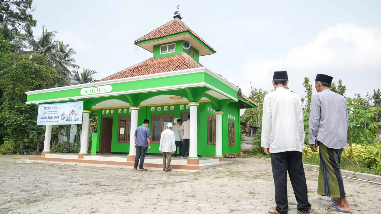 Salah satu masjid yang dipercantik di Cilacap.