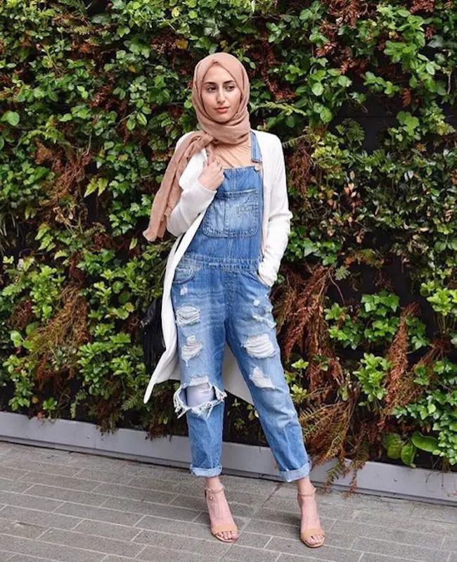Tampilan kasual dengan overall untuk cewek berhijab. (sumber foto: Hauwa Abbas /pinterest)