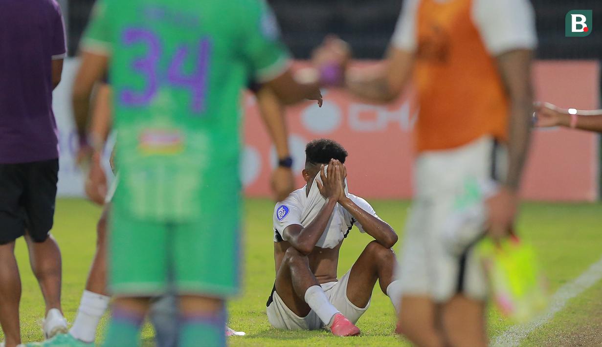 Bukan hanya pemain, kesedihan juga dirasakan pecinta sepak bola di Tanah Air setelah mengetahui Persipura Jayapura dipastikan terdegradasi musim depan. (Bola.com/M Iqbal Ichsan)