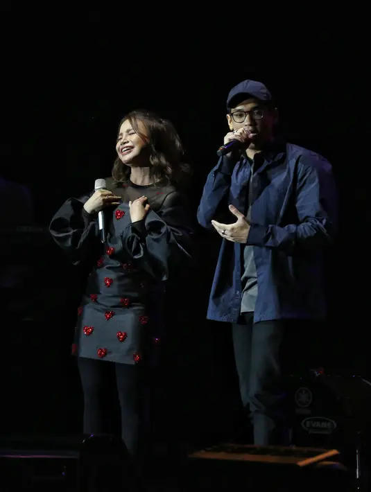 Duet Rossa dan Afgan dalam festival musik Love Fest di Istora Senayan, Jakarta Pusat, Jumat (21/2/2020) malam. (Adrian Putra/Fimela.com)
