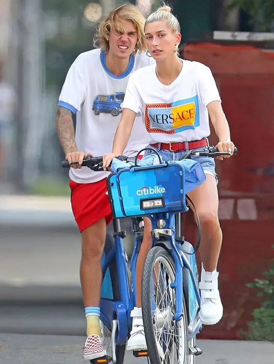 Bahkan Hailey Baldwin dan Justin Bieber sangat jarang terlihat tanpa pasangan masing-masing. (instagram/justinbiebertrackerrr)