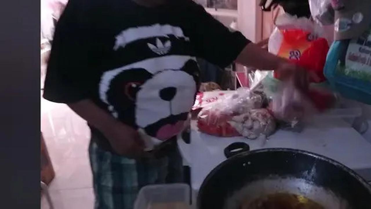 9 Potret Dapur Suti Karno 'Atun' Si Doel, Modelnya Sederhana Namun Berfungsi Optimal