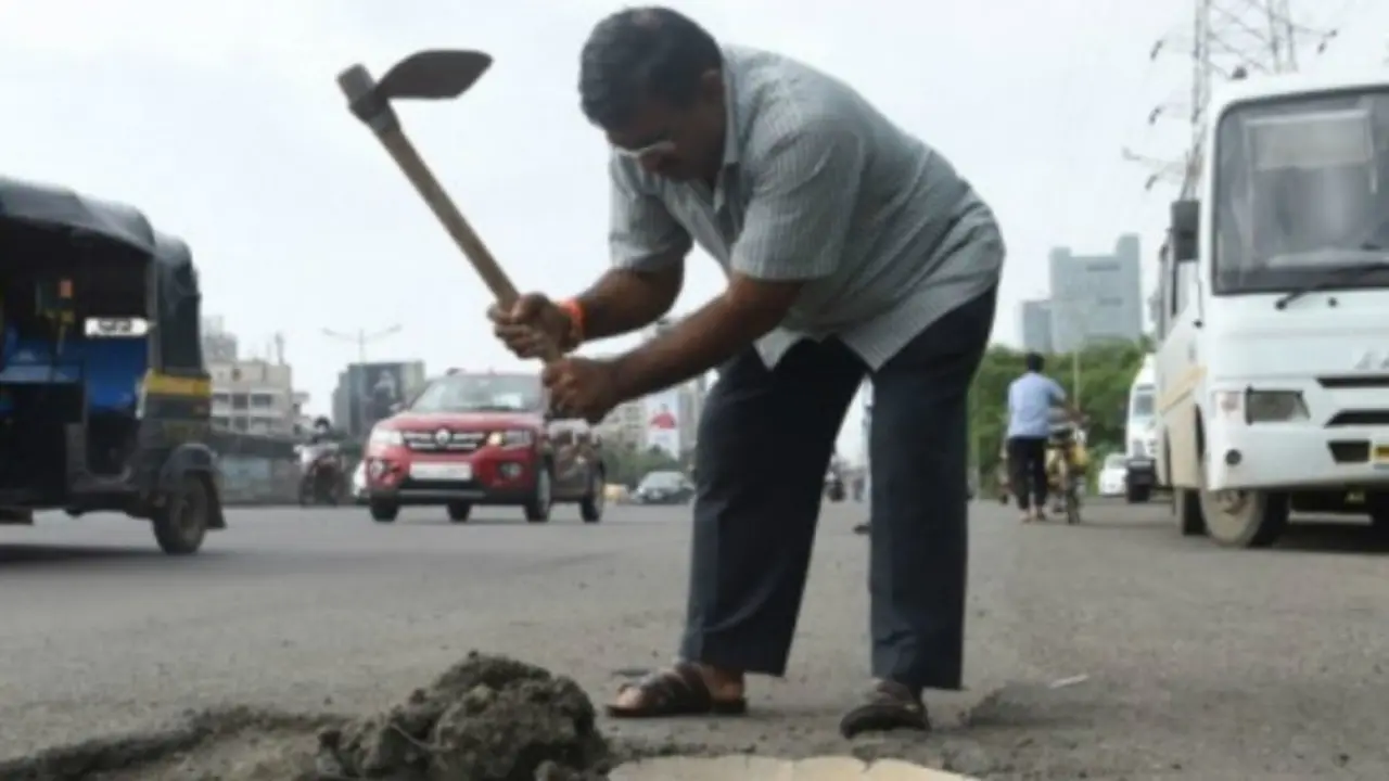Pria Ini Tambal 600 Lubang di Jalan Setelah Anaknya Tewas, Mengapa?