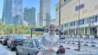 Ayana berpose saat berada di Kuala Lumpur, Malaysia pada Sabtu, 19 Maret 2022.  (dok. Instagram @xolovelyayana/https://www.instagram.com/p/CbR9so2pfGQ/?utm_source=ig_web_copy_link/Rusmia Nely)