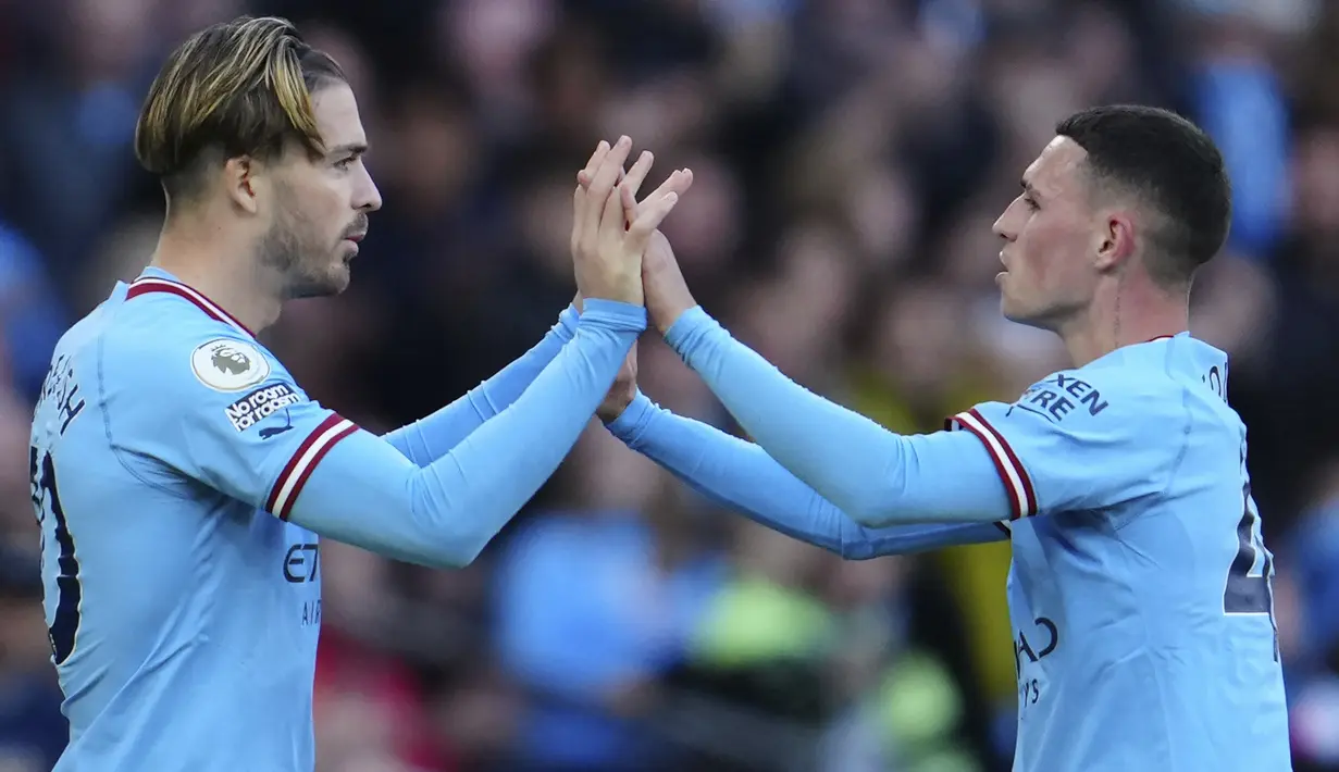 Tambahan tiga poin ini membuat Man City untuk sementara menggeser posisi Arsenal di puncak klasemen. City mengemas 23 poin dari sembilan laga, unggul dua angka dari Arsenal yang baru akan bertanding kontra Liverpool, Minggu malam WIB. (AP/Jon Super)
