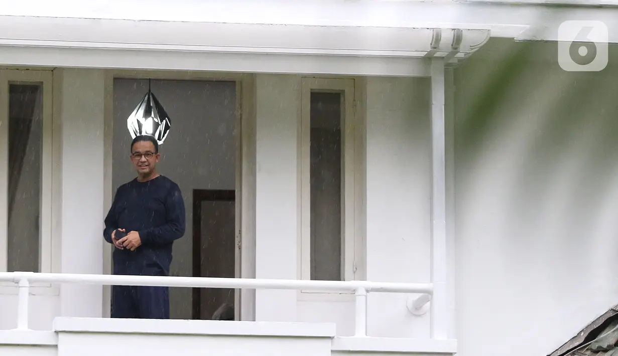 Gubernur DKI Jakarta Anies Baswedan terlihat di balkon rumah dinas Jalan Suropati, Menteng, Kamis (3/12/2020). Anies Baswedan yang masih melakukan isolasi mandiri di rumah dinas gubernur karena positif Covid-19 menyempatkan diri untuk berolahraga pada pagi ini (Liputan6.com/Herman Zakharia)