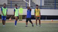 Mantan pelatih PSIS Semarang menangani Sragen United. (Bola.com/Ronald Seger)