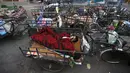 Warga tidur di atas becak mereka di pinggir jalan Kolkata, India, 10 Maret 2016. Badan Pusat Statistik India mencatat sebanyak 360 juta rakyat di negeri tersebut hidup di bawah garis kemiskinan, salah satunya Kota Kolkata. (REUTERS/Rupak De Chowdhuri)