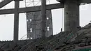 Aktivitas pekerja di area pembangunan Jakarta International Stadium (JIS), Selasa (9/11/2021). Hingga minggu ke-114, progres pembangunan Jakarta International Stadium telah mencapai 81,60 persen dan ditarget selesai pada Desember 2021. (Liputan6.com/Helmi Fithriansyah)