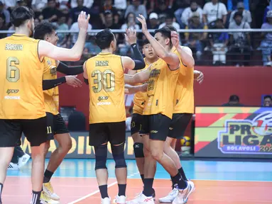 Para pemain Jakarta Bhayangkara Presisi berselebrasi usai mencetak poin pada pertandingan final four Proliga 2026 saat melawan Surabaya Samator yang digelar di Jawa Pos Arena, Surabaya, Kamis (2/4/2026). Dok. PBVSI)