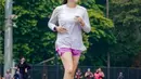 Bahkan penampilan Nagita Slavina saat berolahraga lari juga terlihat menakjubkan. Ia mengenakan sport outfit; kaus lengan panjang berwarna putih dengan celana pendek ungu, kaus kaki panjang putih, sneakers yang serasi. [Foto: Instagram/nagita.fc]