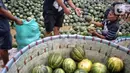 Buah-buahan yang permintaannya meningkat terutama jenis buah yang sering dikonsumsi untuk berbuka puasa, seperti melon, blewah, hingga timun suri. (Liputan6.com/Angga Yuniar)