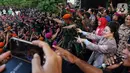 Ketua DPR RI Puan Maharani bernyanyi dan bergoyang bersama di atas panggung hiburan bertajuk dangdut di Lapangan DPR Senayan, Jakarta, Senin (21/10/2019). Agenda dangdutan untuk menghibur gabungan prajurit TNI-Polri yang berjaga saat Pelantikan Presiden dan Wakil Presiden. (Liputan6.com/Johan Tallo)
