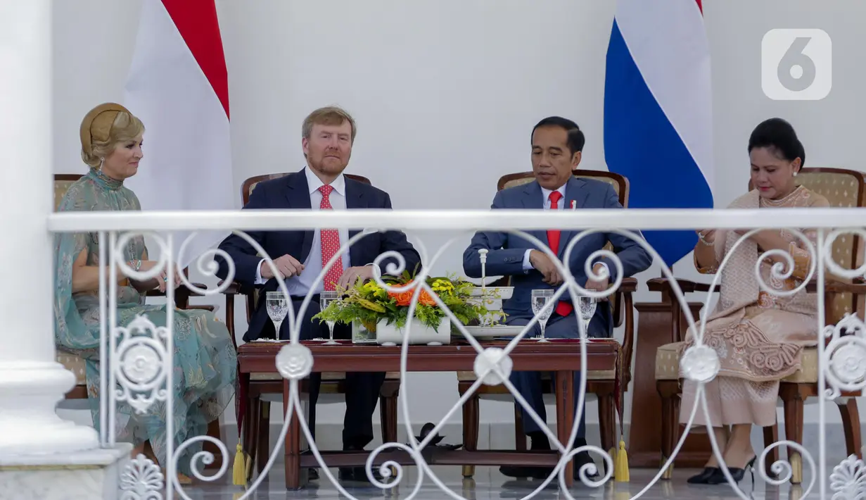 Presiden Joko Widodo didampingi Ibu Negara Iriana dan Raja Belanda Willem Alexander didampingi Ratu Maxima Zorreguieta Cerruti  di beranda Istana Bogor, Selasa (10/3/2020). Kunjungan membahas kerja sama bilateral di bidang ekonomi dan peningkatan sumber daya manusia. (Liputan6.com/Faizal Fanani)