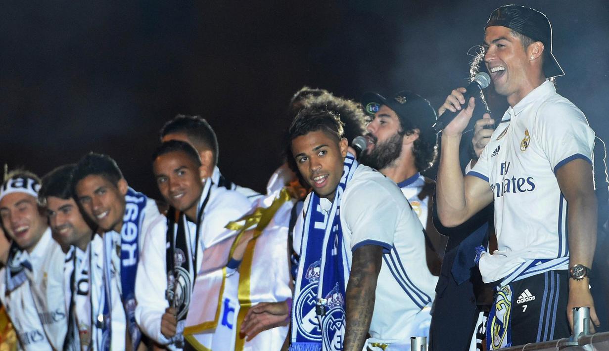 Pemain Real Madrid, Cristiano Ronaldo, menyapa suporter di monumen Cibeles saat merayakan keberhasilan mereka menjuarai La Liga Spanyoll (22/05/2017). Real Madrid meraih juara La Liga untuk ke-33 kalinya. (EPA/Fernando Villar)