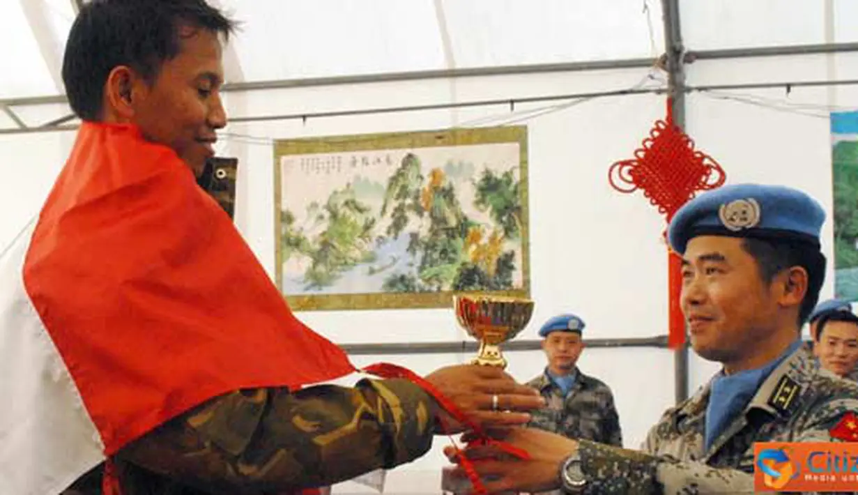 Citizen6, Lebanon: Piala dan medali diserahkan langsung oleh Komandan Chinbatt, Kolonel Tang Shang Ping mewakili Unifil Force Commander Mayor Jenderal Alberto Asarta Cuevaz.(Pengirim: Badarudin Bakri Badar)