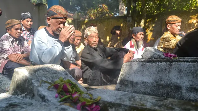 Tetua komunitas masyarakat Islam Kejawen, yang juga anak putu Kalikudi, dalam ritual Bekten di Adiraja, Adipala, Cilacap. (Foto: Liputan6.com/Muhamad Ridlo)