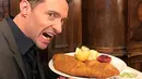 Hugh Jackman kayaknya sudah tak lagi bisa menunggu untuk menyantap cotoletta alla milanese. Lihat aja tuh mukannya! (instagram/thehughjackman)