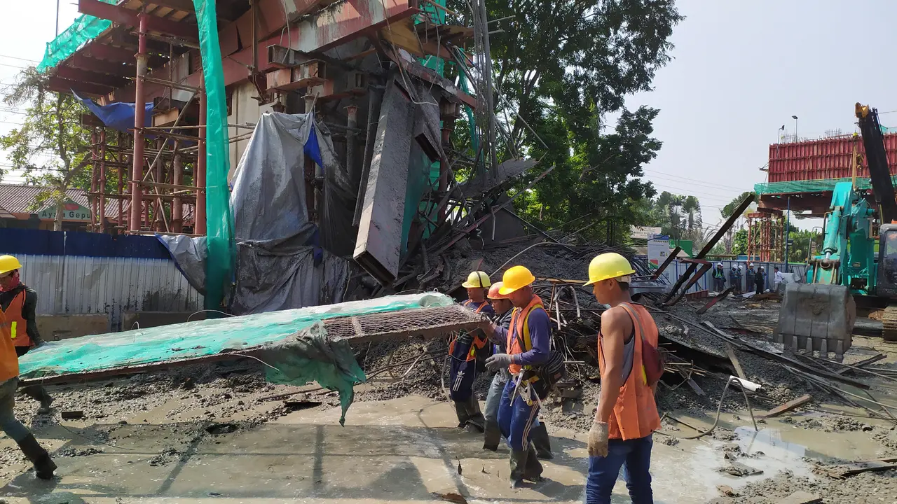 Kepala tiang Tol Bogor Outer Ring Road (BORR) yang berada di Jalan Soleh Iskandar, Tanah Sareal, Kota Bogor, ambruk pada Rabu (10/7/2019) dini hari. (Liputan6/Achmad Sudarno)