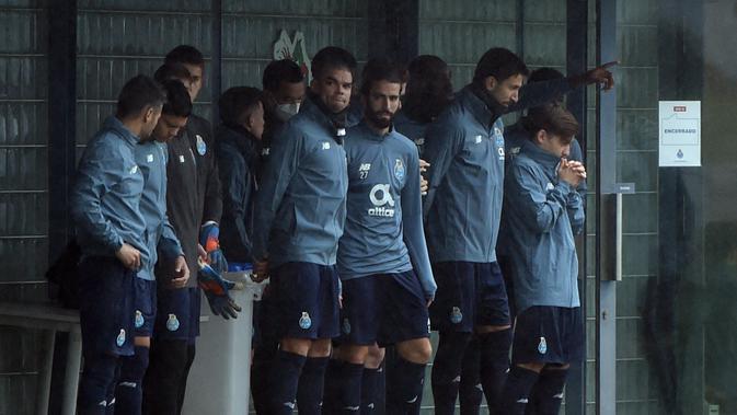 Para pemain FC Porto bersiap mengikuti sesi latihan tim di tempat latihan Olival di Vila Nova de Gaia (16/2/2021). Porto akan bertanding melawan Juventus pada leg pertama babak 16 besar Liga Champions di Estadio do Dragao. (AFP/Miguel Riopa)