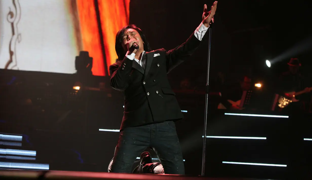 Penyanyi Ari Lasso baru saja menggelar konser yang menandai karier bermusiknya telah 25 tahun. Bukan hal yang mudah bisa mempertahankan kiprahnya sebagai musisi. (Nurwahyunan/Bintang.com)