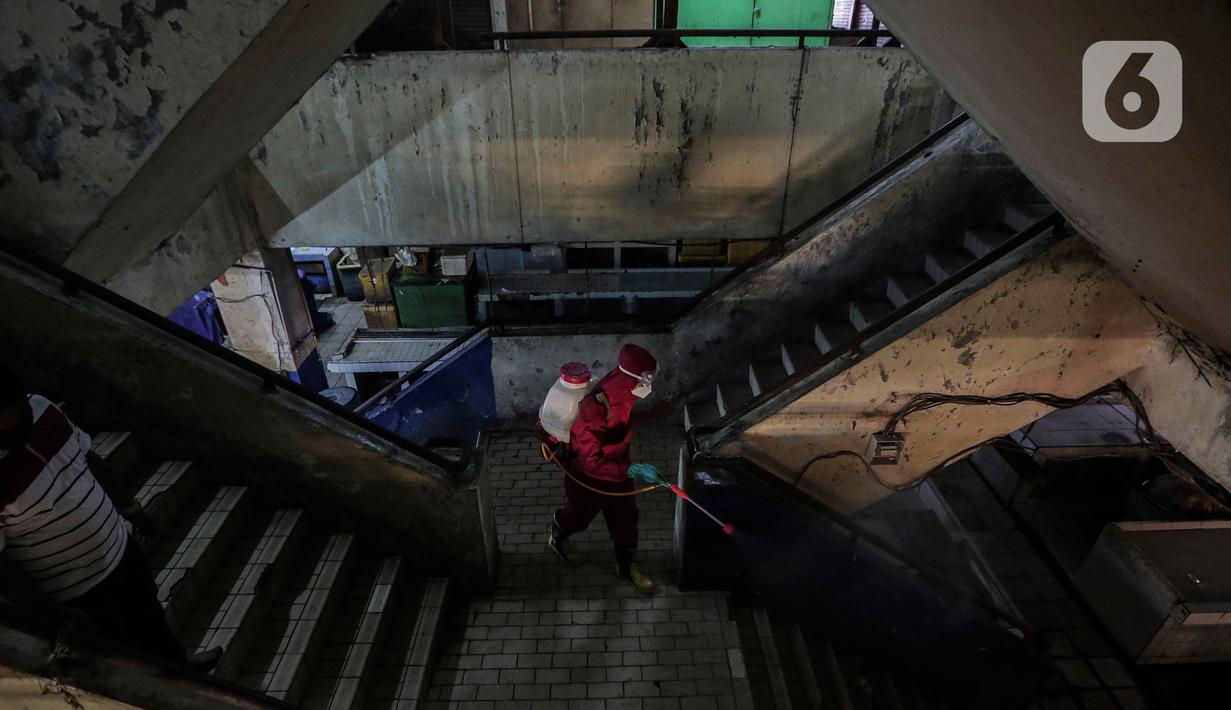 Petugas menyemprotkan Cairan Disinfektan di Pasar Palmerah, Jakarta, Kamis (25/6/2020). Pada hari ini pasar pelmerah resmi ditutup selama 3 hari kedepan dikarenakan 9 pedagang dinyatakan positif Covid-19. (Liputan6.com/Johan Tallo)