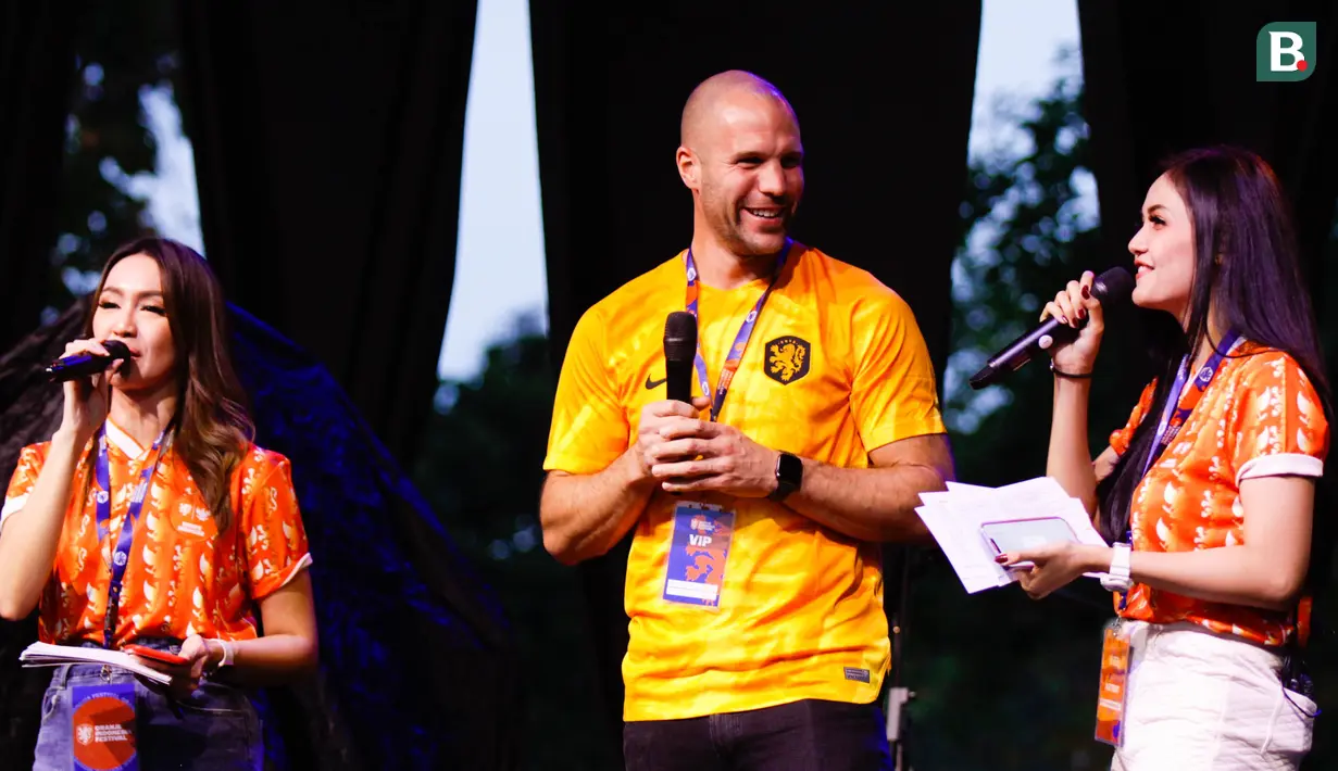 Legenda Belanda, Ron Vlaar ikut memeriahkan Festival Oranje Indonesia yang berlangsung di Lapangan Panahan Gelora Bung Karno, Senayan pada Jumat (25/11/2022). (Bola.com/Muhammad Aldiansyah)