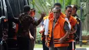 Sejumlah tersangka KPK turun dari mobil saat akan menjalani pemeriksaan di Gedung KPK, Jakarta, Jumat (14/9). Mereka menjalani pemeriksaan dengan berbagai kasus korupsi yang berbeda. (Merdeka.com/Dwi Narwoko)
