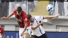 AC Milan berhasil memuncaki klasemen sementara Liga Italia 2021/2022 usai mengalahkan tuan rummah Spezia 2-1 dalam laga pekan keenam, Sabtu (25/9/2021). Hasil ini dipengaruhi pula oleh hasil tim sekota, Inter Milan yang harus puas ditahan imbang 2-2 oleh Atalanta. (LaPresse via AP/Tano Pecoraro)