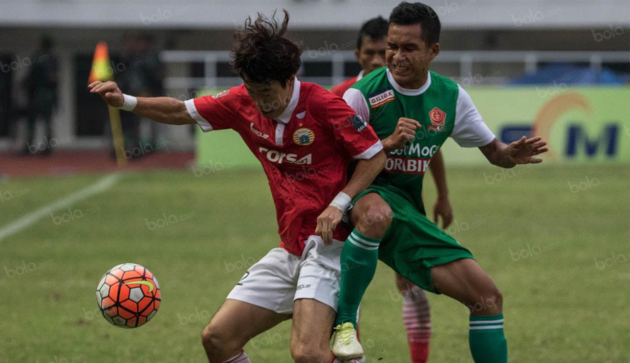 Gelandang Persija Jakarta, Hong Soon Hak, berebut dengan gelandang PS TNI, Wawan Febrianto, pada laga Torabika Soccer Championship 2016 di Stadion Pakansari, Bogor, Jumat (15/10/2016). Persija menang 2-1 atas PS TNI. (Bola.com/Vitalis Yogi Trisna)