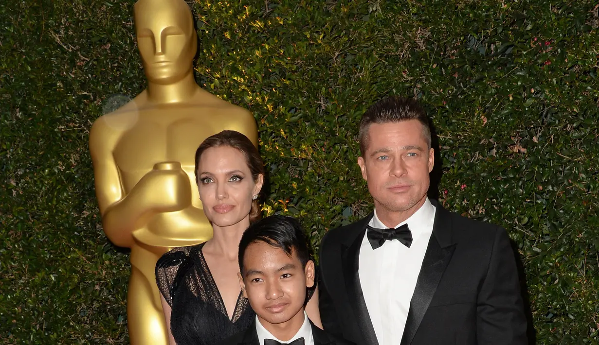 Belum usai dari keramaian publik soal perceraian Angelina Jolie dan Brad Pitt, kini muncul berita menghebohkan pertengkaran Pitt dan Maddox, anak angkat pertama Jolie saat mereka melakukan perjalanan menuju Perancis minggu lalu. (AFP/Bintang.com)
