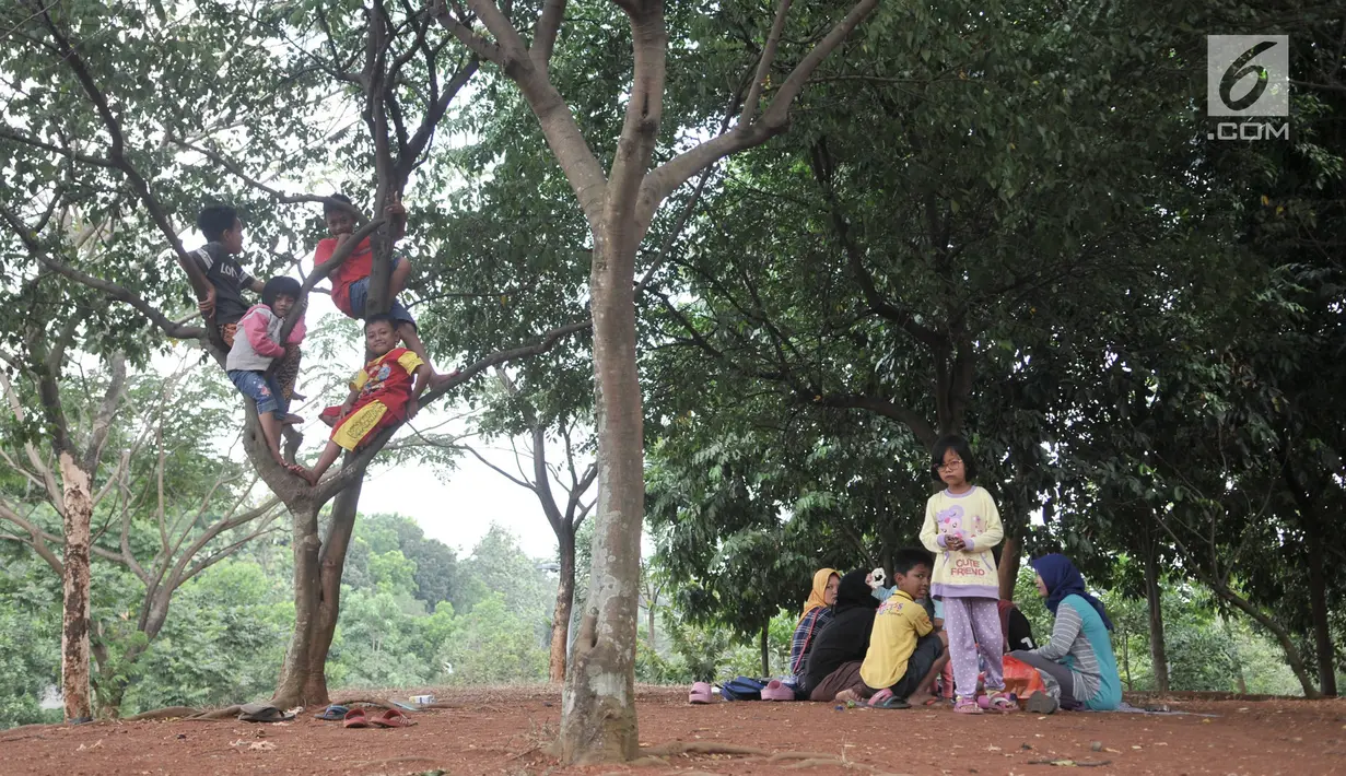 Anak-anak saat bermain di Taman Cempaka, Cipayung, Jakarta Timur, Minggu (7/7/2019). Banyak warga yang datang secara rombongan dengan membawa alas tikar dan makanan. (merdeka.com/Iqbal S Nugroho)