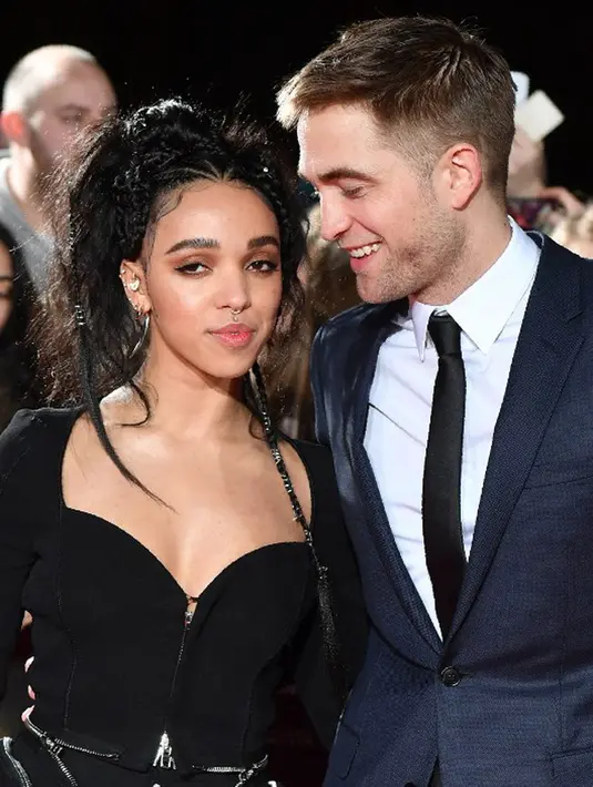Robert Pattinson dan FKA Twigs menjalin kasih sejak tahun 2014 silam, setelah Pattinson mengakhiri hubungannya dengan Kristen Stewart. Dan tersiar kabar bahagia, di tahun 2017 ini keduanya dikabarkan akan menikah. (AFP/Bintang.com)