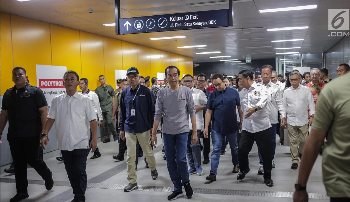 Presiden Joko Widodo bersiap menaiki moda raya terpadu (MRT) di Stasiun MRT Istora Mandiri, Jakarta, Minggu (24/3). Jokowi dijadwalkan bakal meresmikan beroperasinya moda raya terpadu (MRT) Jakarta fase I Lebak Bulus-Bundaran HI hari ini, Minggu, 24 Maret 2019. (Liputan6.com/Faizal Fanani)
