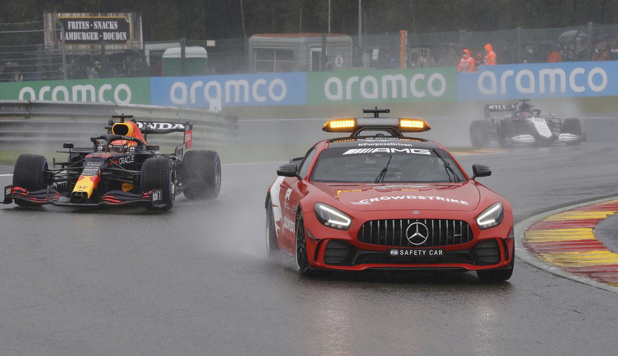 Tak kunjung membaik, Race Director akhirnya memutuskan untuk kembali balapan setelah lebih dari tiga jam tertunda. Semua pembalap akhirnya bisa kembali melakukan balapan dengan panduan safety car. (Foto: AP/Francisco Seco)