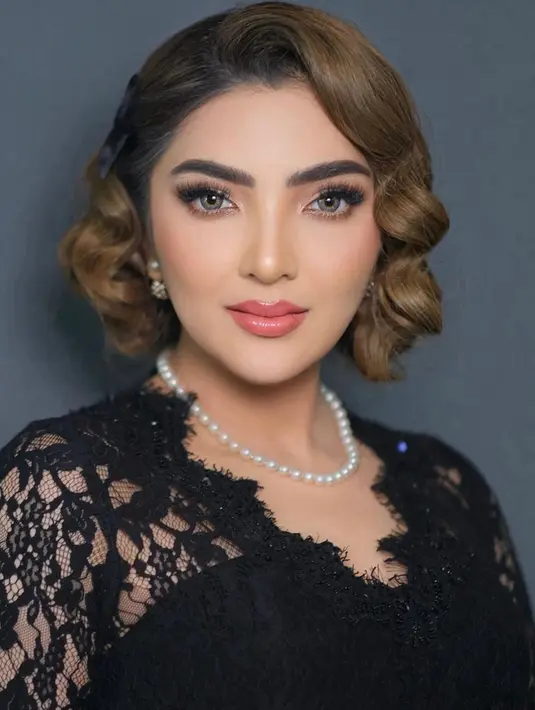 Pulasan makeup bold dengan tatanan rambut retro menambah kesan glamor pada penampilan pelantun ‘Bye Mantan’ itu.  [@genifaruk/@ashanty_ash/@krisdayantilemos]