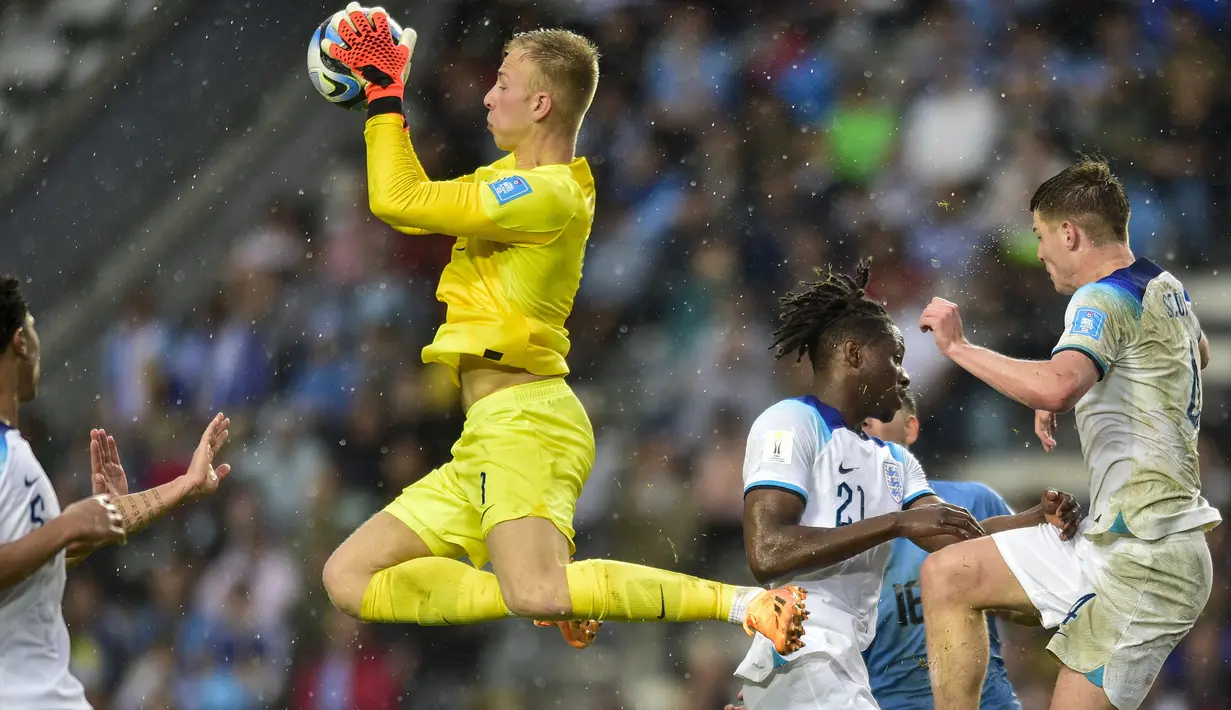 Kiper Inggris U-20, Matthew Cox berusaha menangkap bola pada pada lanjutan Grup E Piala Dunia U-20 2023 melawan Uruguay U-20 di Estadio Ciudad de La Plata, Argentina, Jumat (26/05/2023) WIB. Laga dimenangkan oleh Inggris dengan skor 3-2. (AP Photo/Gustavo Garello)