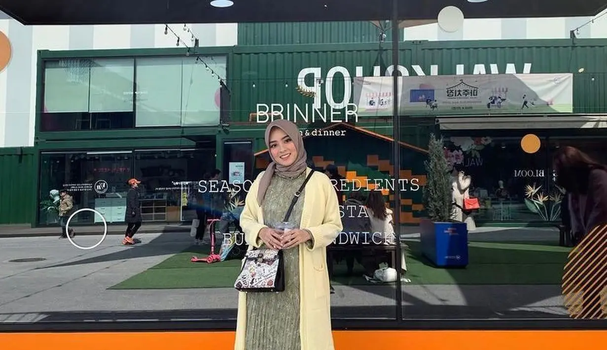 Tren ala Korea juga yaitu knit over dresses. Padukan lace dress atau loose dress milikmu dengan kardigan rajut, ditambah sling bag. Modis! (Instagram/biancakartika).